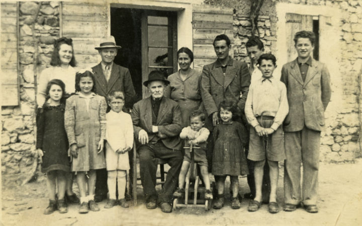 Chemello Gaetano con la famiglia e suo padre Marco Gaetano seduto